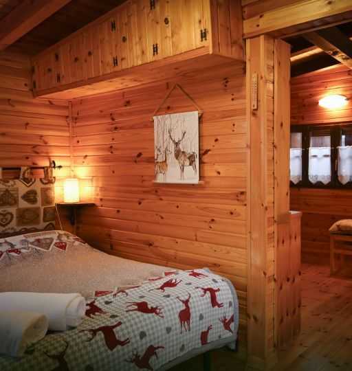 Casa in legno con letto